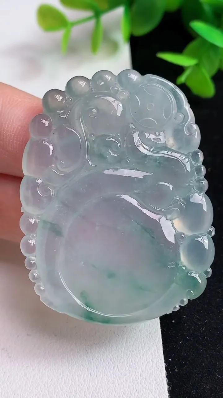 天然A货翡翠飘花龙牌吊坠，尺寸51.7-39.8-5，重量:25.08g
5月15日