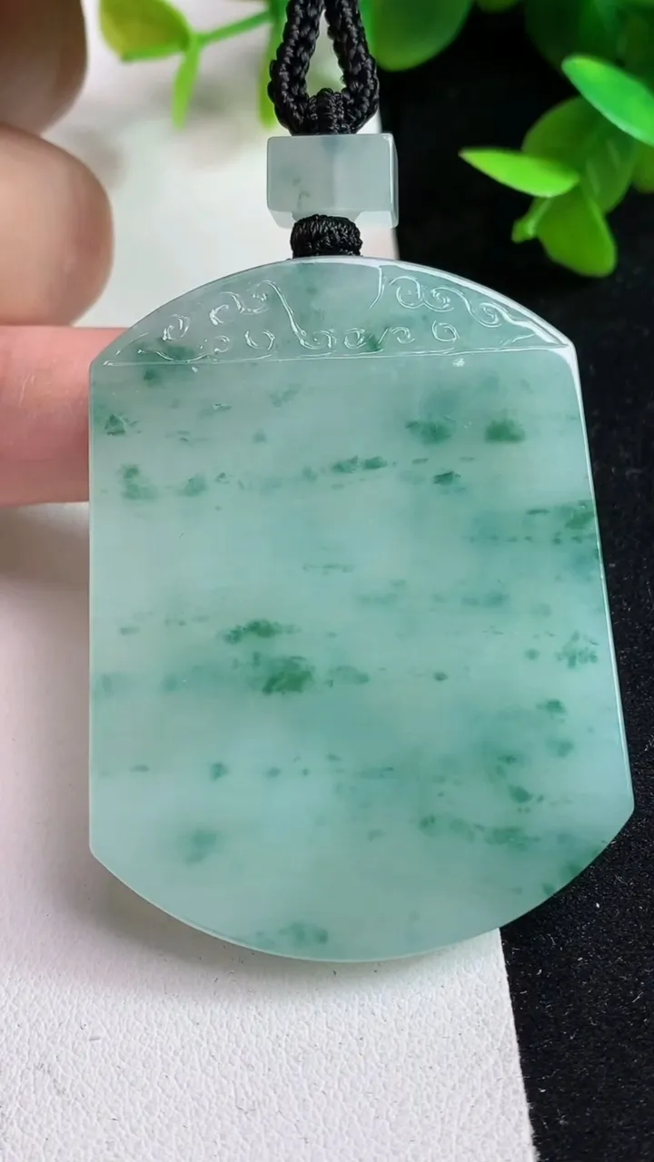 天然A货翡翠飘花仿古无事牌吊坠，尺寸53.6-41.3-5.8，重量:42.39g
5月15日