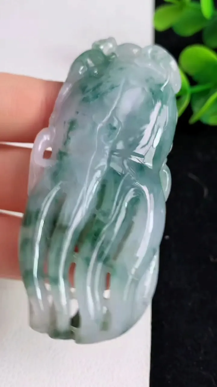 天然A货翡翠飘花佛手瓜吊坠，尺寸70-29-10，重:40.23g
5月15日