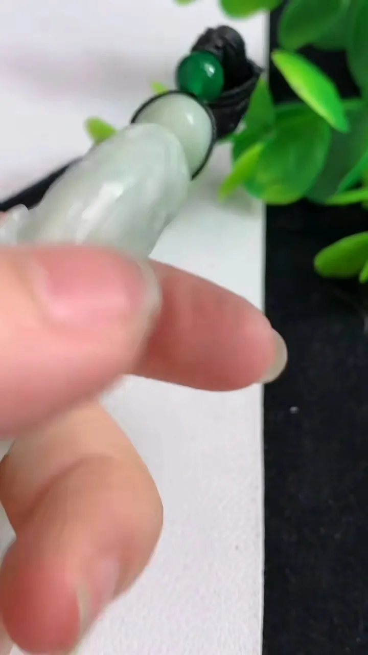 天然A货翡翠白菜吊坠，尺寸65.5-31.4-15.5，重:48.83g
5月15日