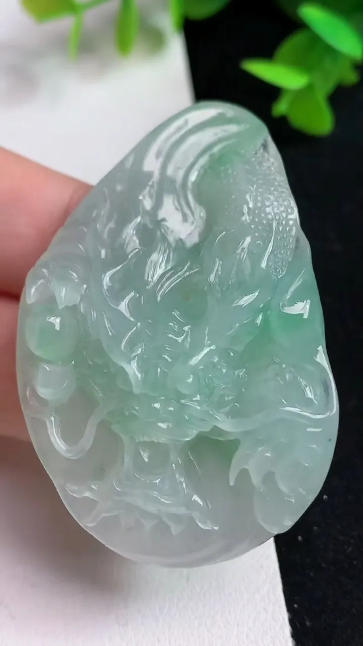 天然A货翡翠龙牌吊坠，尺寸55.8-35.7-13.7，重量:35.55g
5月15日
