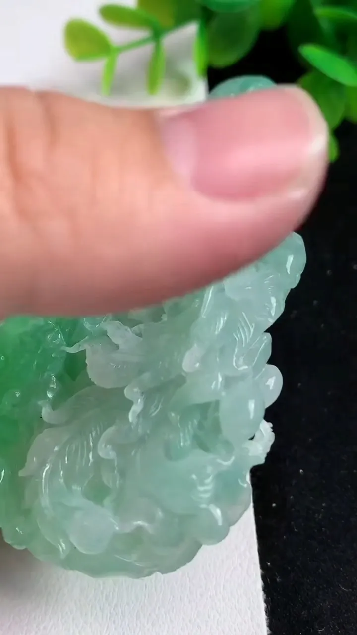 天然A货翡翠凤凰吊坠，尺寸71.6-40.8-10，重量:59.22g
5月15日
