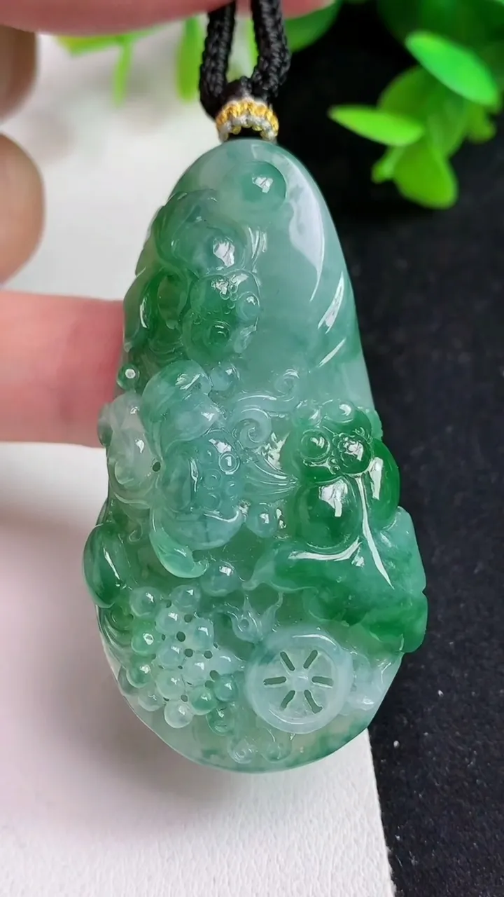 天然A货翡翠荷叶鱼吊坠，尺寸55.6-29.3-12.4，重量:36.42g
5月15日