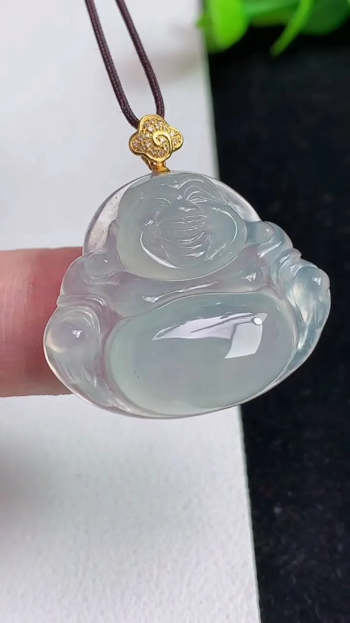 天然A货翡翠白冰佛公吊坠，尺寸23.2-29-5.8，重量:6.24g
5月16日
