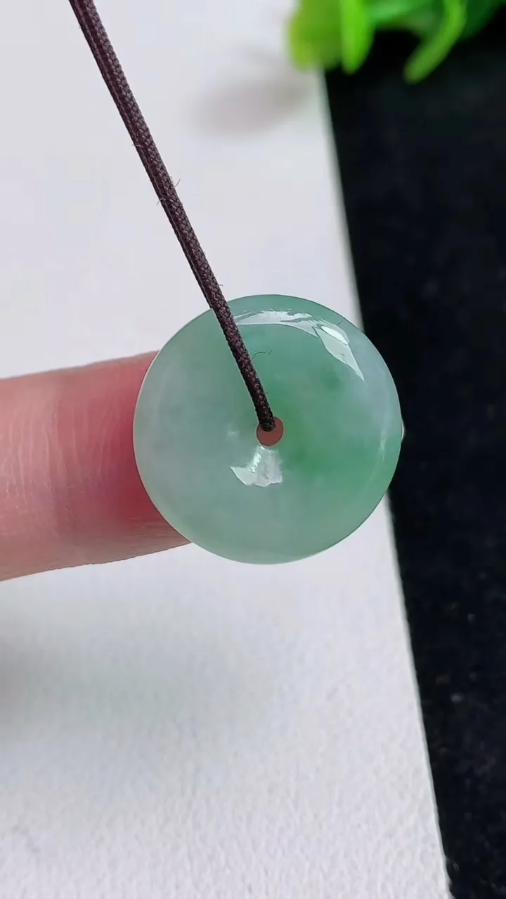 天然A货翡翠平安扣吊坠，尺寸18.5-4.4，重量:3.28g
5月16日