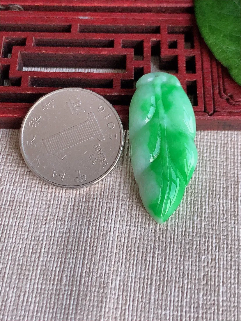 天然A货翡翠冰润飘阳绿叶子金枝玉叶吊坠尺寸37×15.6×5.5m量6.45g 0515