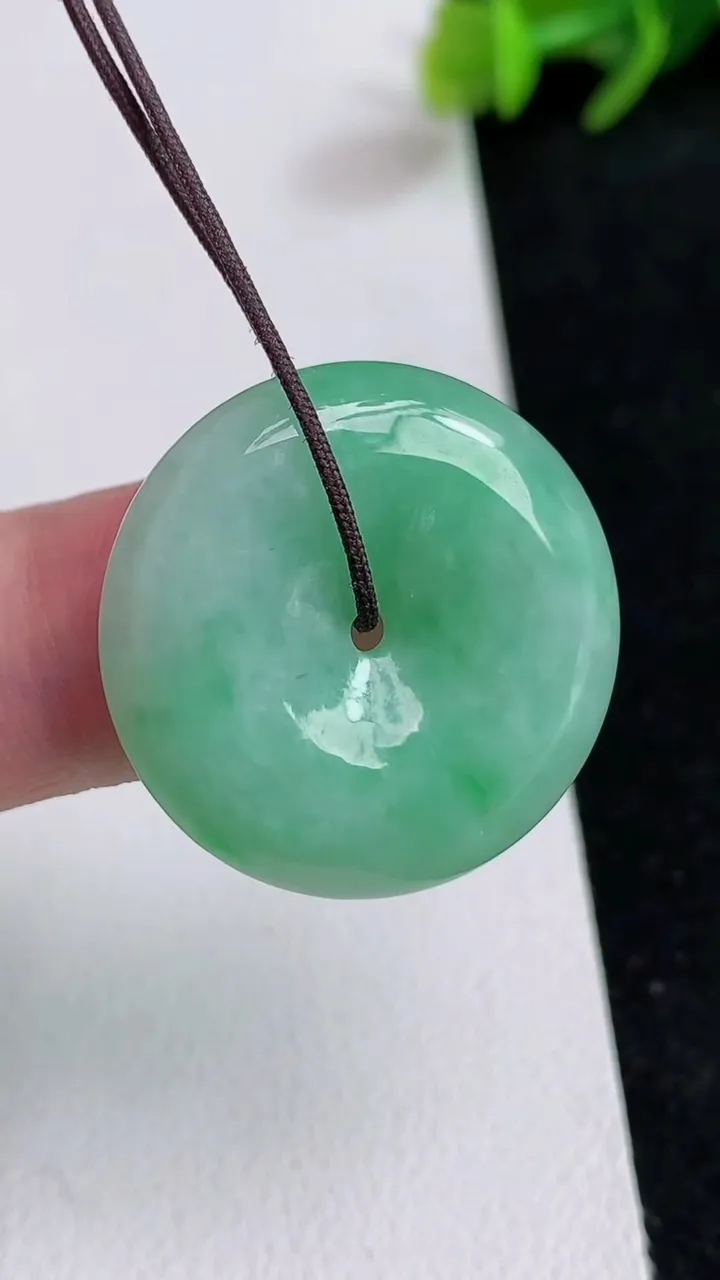 天然A货翡翠平安扣吊坠，尺寸25.4-5.7，重量:7.81g
5月16日