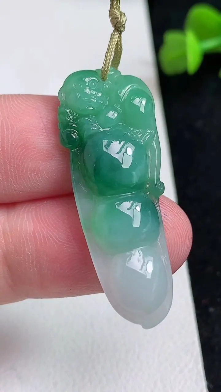 天然A货翡翠福豆吊坠，尺寸38.5-13.8-5.7，重量:5.12g
5月16日