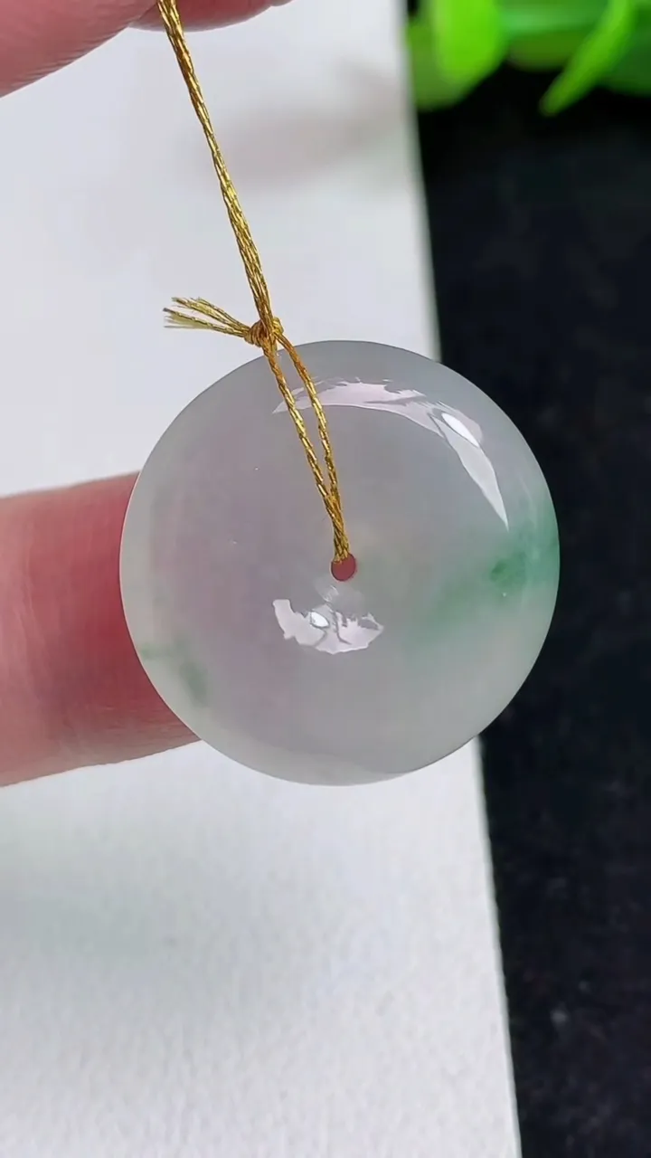 天然A货翡翠飘花平安扣吊坠，尺寸21.8-5.8，重量:5.90g
5月16日