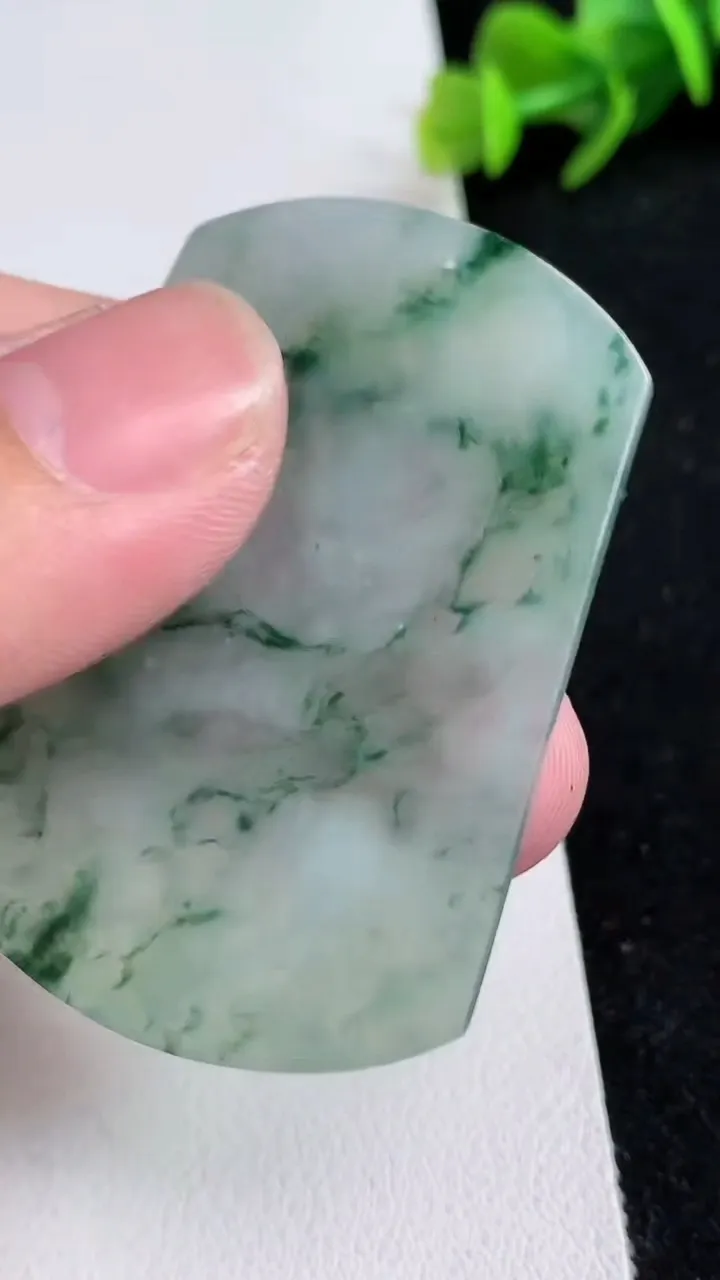 天然A货翡翠飘花无事牌吊坠，尺寸48.4-34.4-2.5，重量:12.24g
5月16日