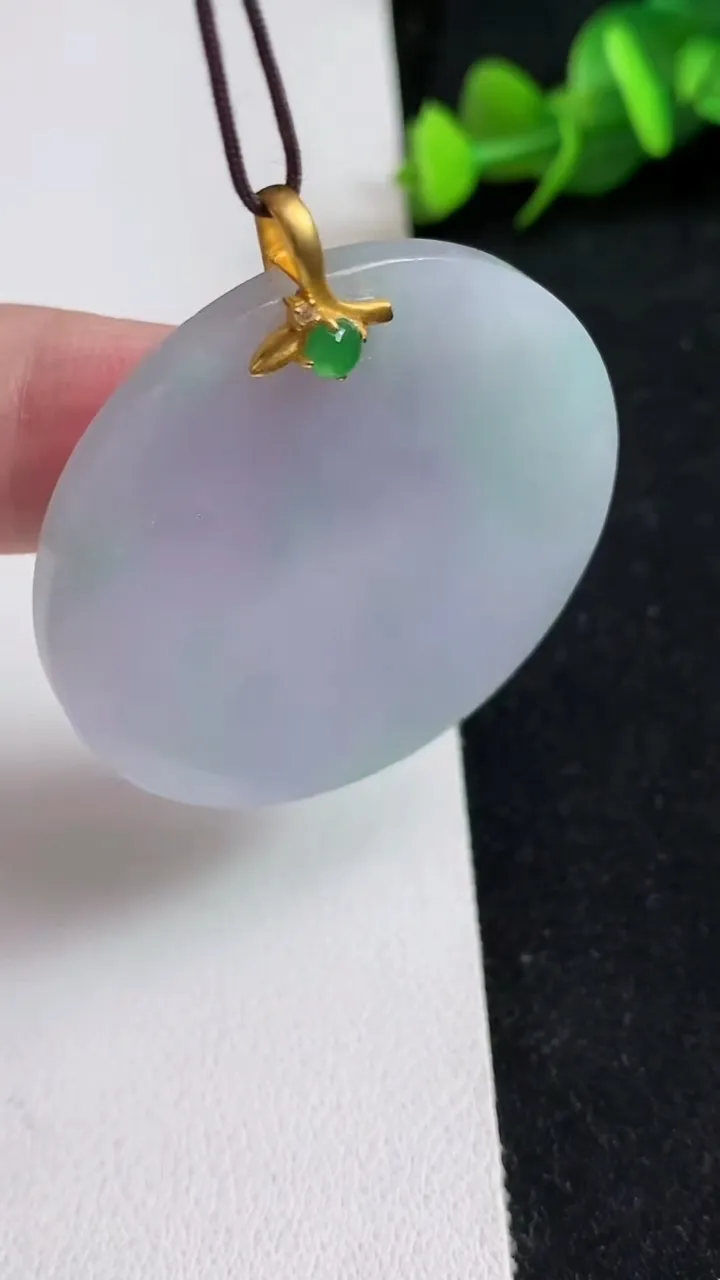 天然A货翡翠k金春带彩 紫罗兰无事牌吊坠，尺寸40.7-3.2，重量:15.02g
5月16日