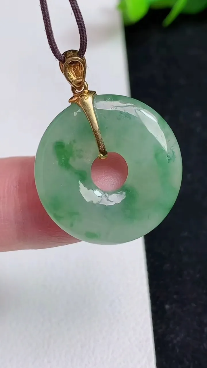 天然A货翡翠平安环吊坠，尺寸22.5-3.6，重量:4.24g
5月16日