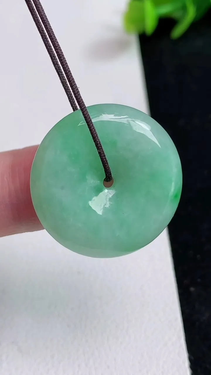 天然A货翡翠平安扣吊坠，尺寸25.4-5.7，重量:7.81g
5月16日