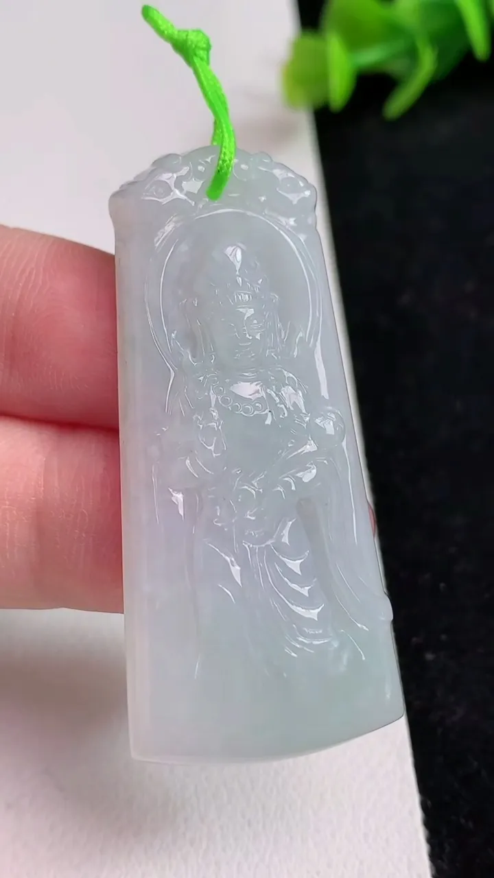 天然A货翡翠白冰观音菩萨吊坠，尺寸49.6-22.2-5.5，重量:13.37g
5月16日