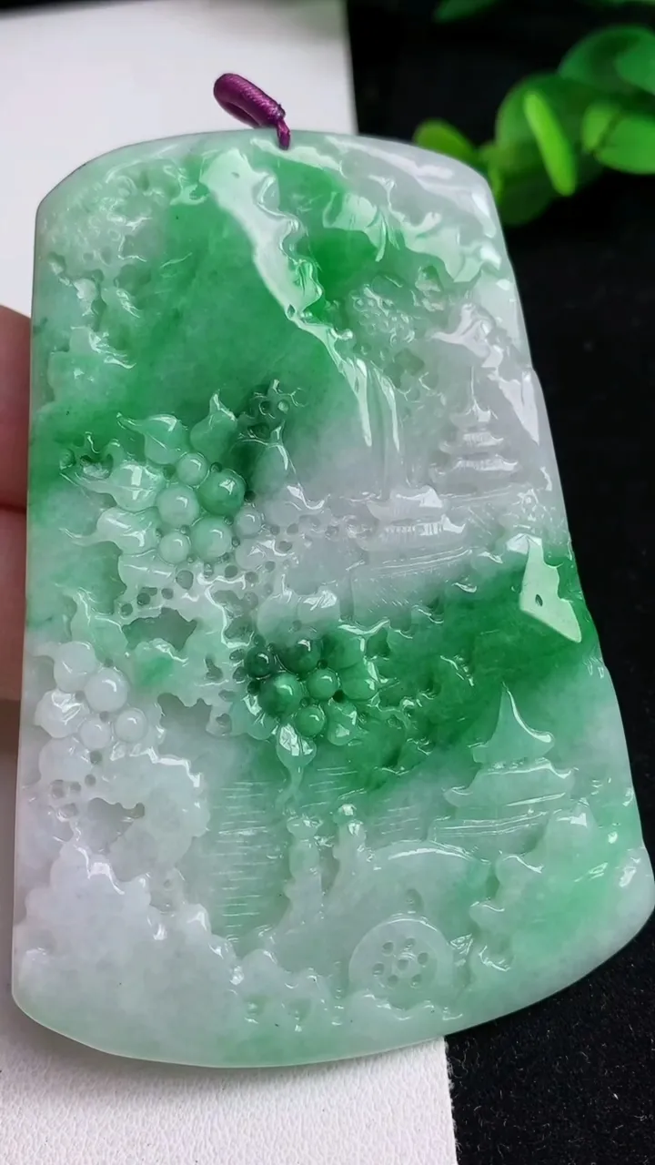 天然A货翡翠山水牌吊坠，尺寸79-55-5.6，重量:60.93g
5月16日
