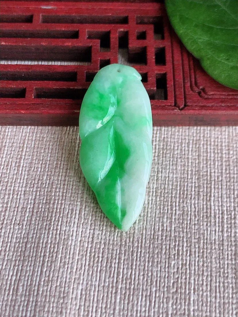 天然A货翡翠冰润飘阳绿叶子金枝玉叶吊坠尺寸37×15.6×5.5m量6.45g 0515