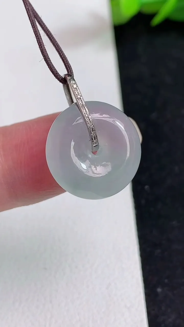 天然A货翡翠白冰平安扣吊坠，尺寸16.4-5.8，重量:3.36g
5月16日