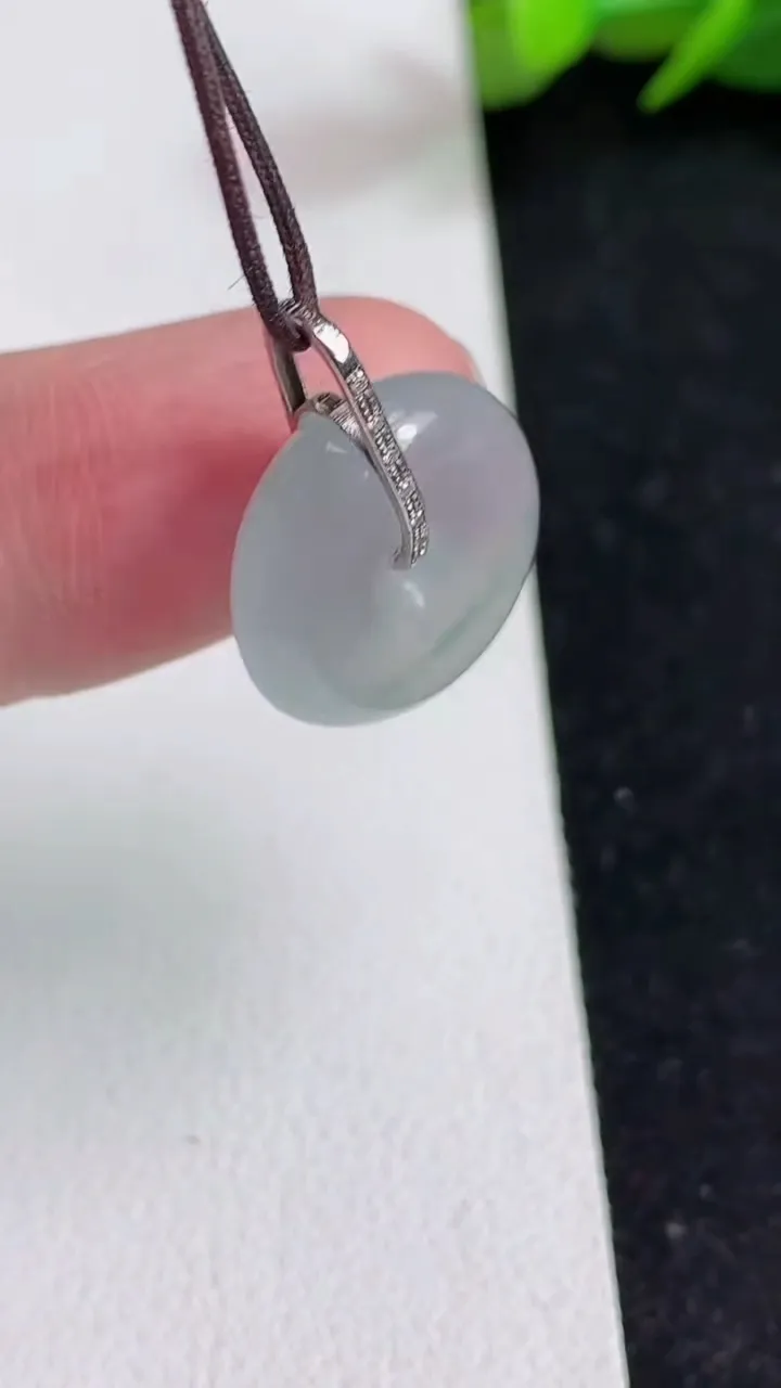 天然A货翡翠白冰平安扣吊坠，尺寸16.4-5.8，重量:3.36g
5月16日