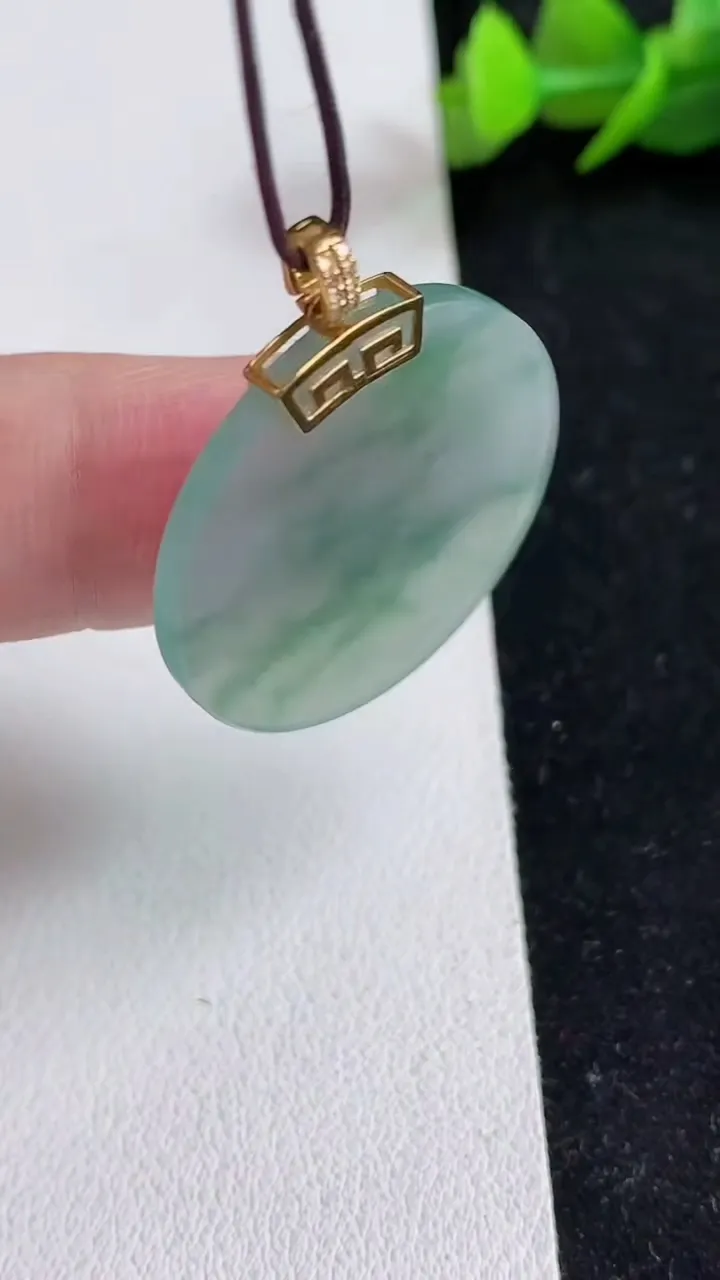 天然A货翡翠飘花无事牌吊坠，尺寸27.3-2.3，重量:5.12g
5月16日