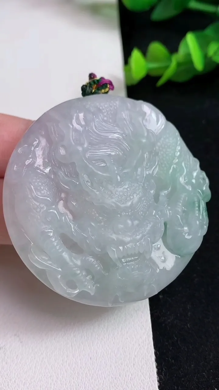 天然A货翡翠飘花龙牌吊坠，尺寸52.5-11.7，重量:52.00g
5月16日