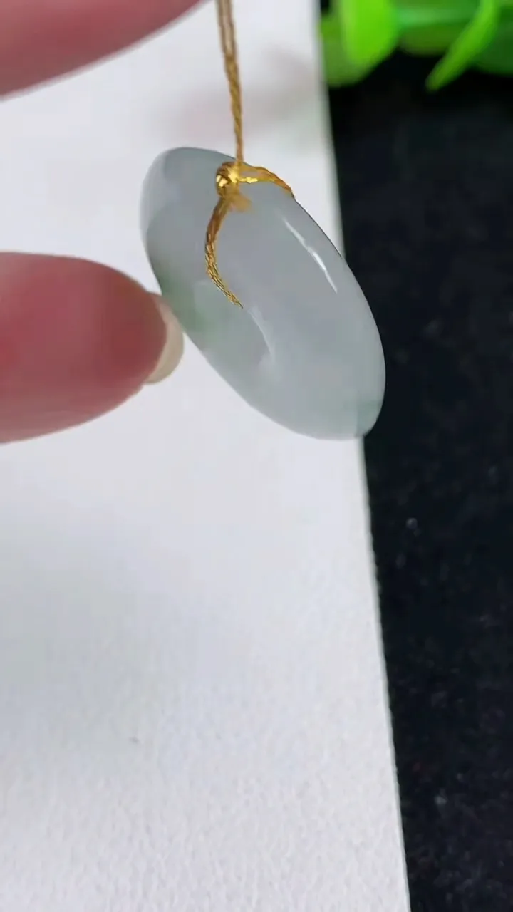 天然A货翡翠飘花平安扣吊坠，尺寸21.8-5.8，重量:5.90g
5月16日