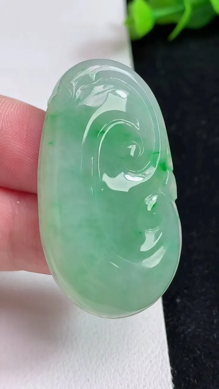 天然A货翡翠如意吊坠，尺寸45-25.5-6，重量:13.99g
5月16日