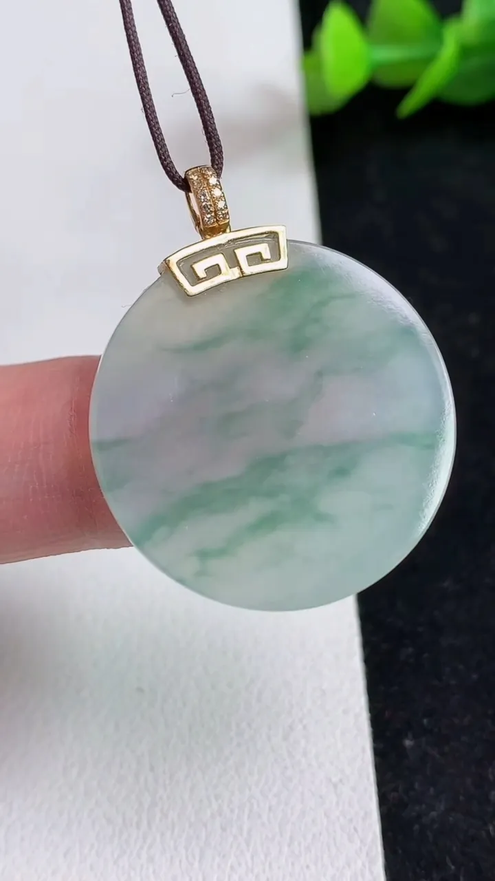 天然A货翡翠飘花无事牌吊坠，尺寸27.3-2.3，重量:5.12g
5月16日