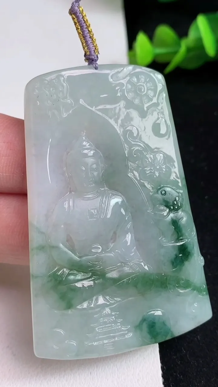 天然A货翡翠飘花文殊菩萨吊坠，尺寸62-40-4.6，重量:26.22g
5月16日