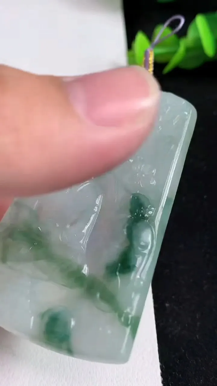 天然A货翡翠飘花文殊菩萨吊坠，尺寸62-40-4.6，重量:26.22g
5月16日
