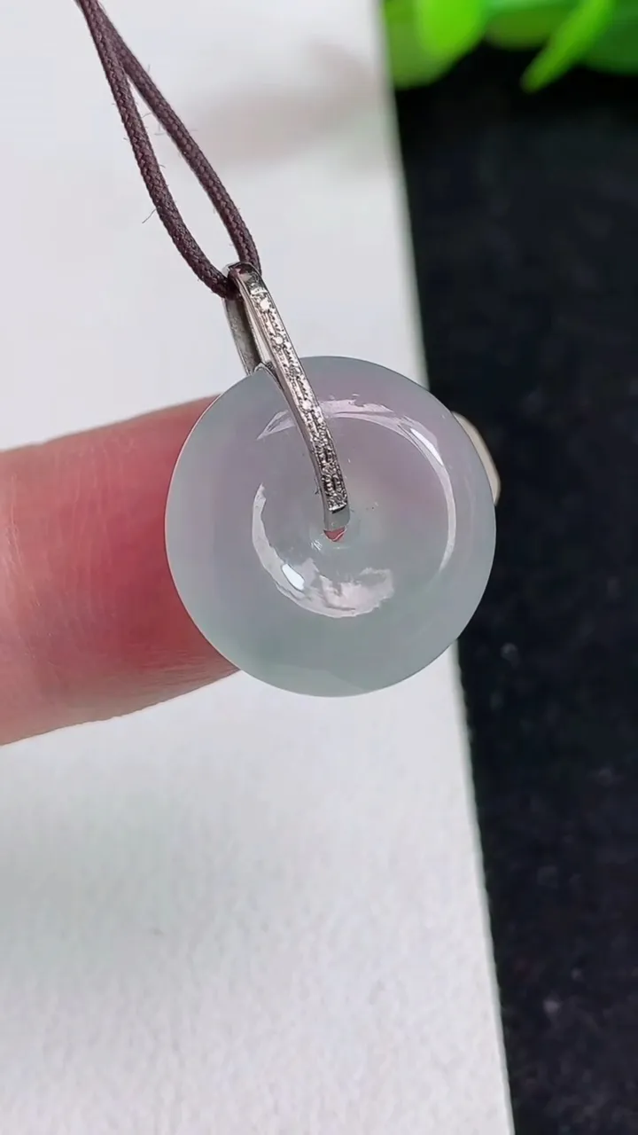 天然A货翡翠白冰平安扣吊坠，尺寸16.4-5.8，重量:3.36g
5月16日