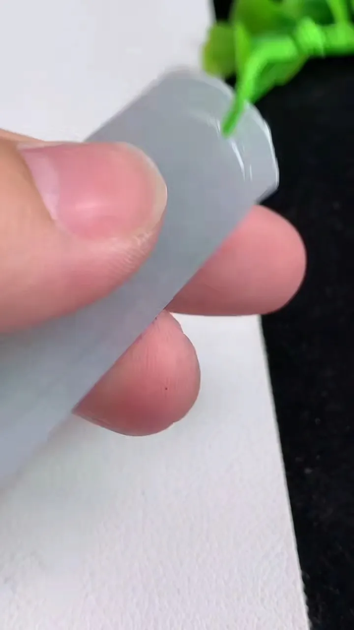 天然A货翡翠白冰观音菩萨吊坠，尺寸49.6-22.2-5.5，重量:13.37g
5月16日