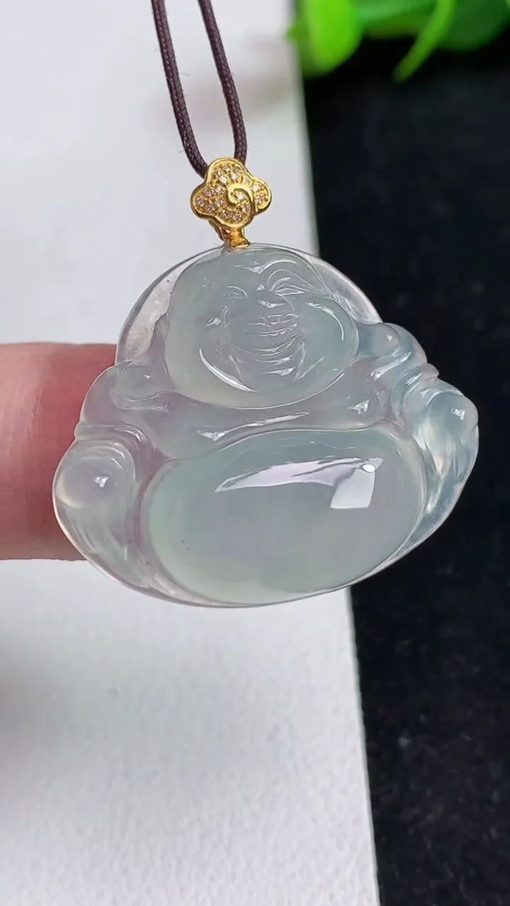 天然A货翡翠白冰佛公吊坠，尺寸23.2-29-5.8，重量:6.24g
5月16日
