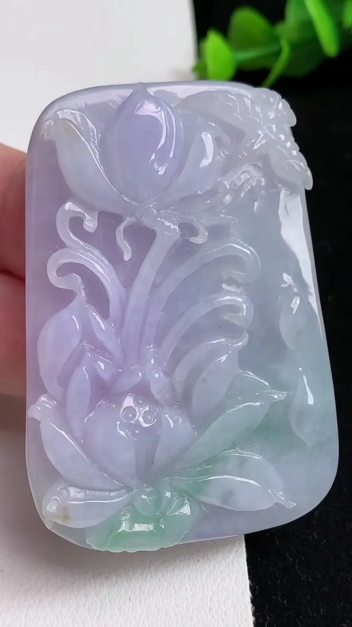 天然A货翡翠春带彩 紫罗兰鸟语花香吊坠，尺寸58.4-40.3-5.5，重量:31.59g
5月16日