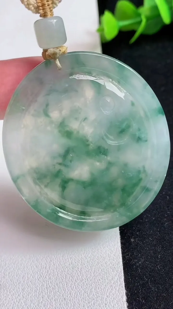 天然A货翡翠飘花观音菩萨吊坠，尺寸48.4-41.8-4.8，重量:25.93g
5月16日