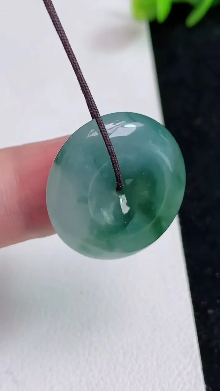 天然A货翡翠飘花平安扣吊坠，尺寸23.5-5.4，重量:6.46g
5月16日