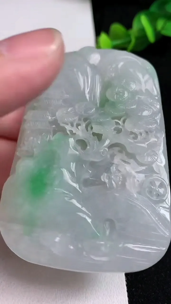 天然A货翡翠山水牌吊坠，尺寸69.3-46.8-11，重量:79.21g
5月16日