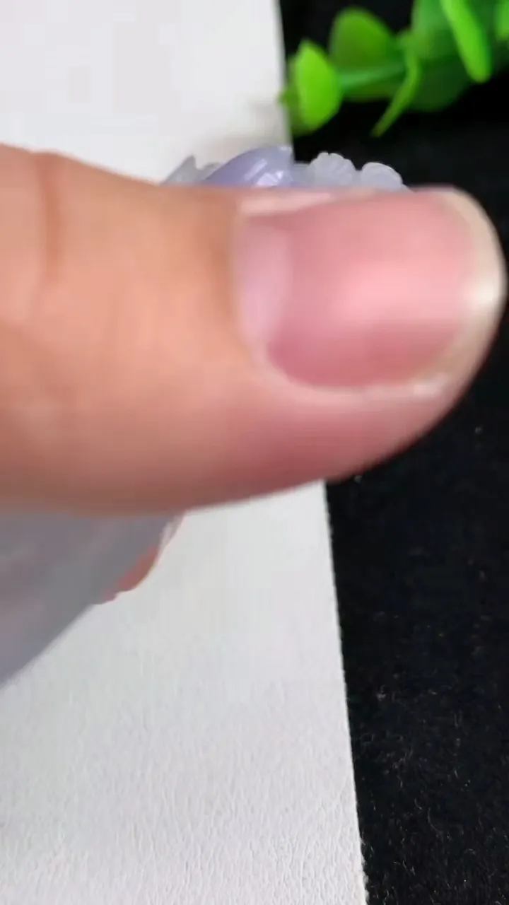 天然A货翡翠春带彩 紫罗兰鸟语花香吊坠，尺寸58.4-40.3-5.5，重量:31.59g
5月16日