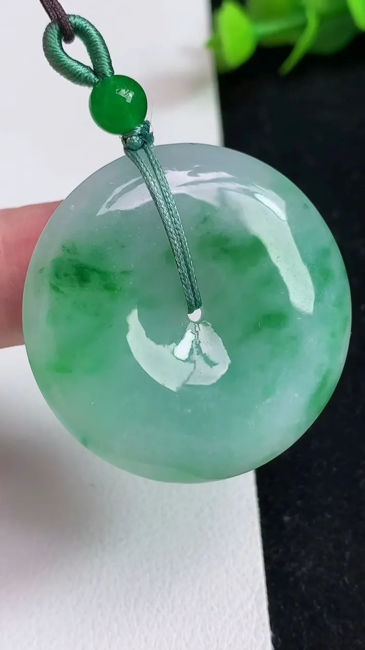 天然A货翡翠平安扣吊坠，尺寸35-6.4，重量:16.75g
5月16日