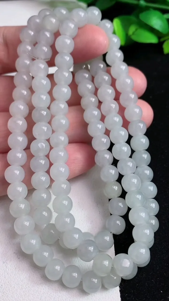 天然A货翡翠白冰圆珠项链108颗，尺寸7，重量:61.69g5月16日
工厂直销收藏佳品,种好水足，色泽均匀，有种有色，上手高大气！