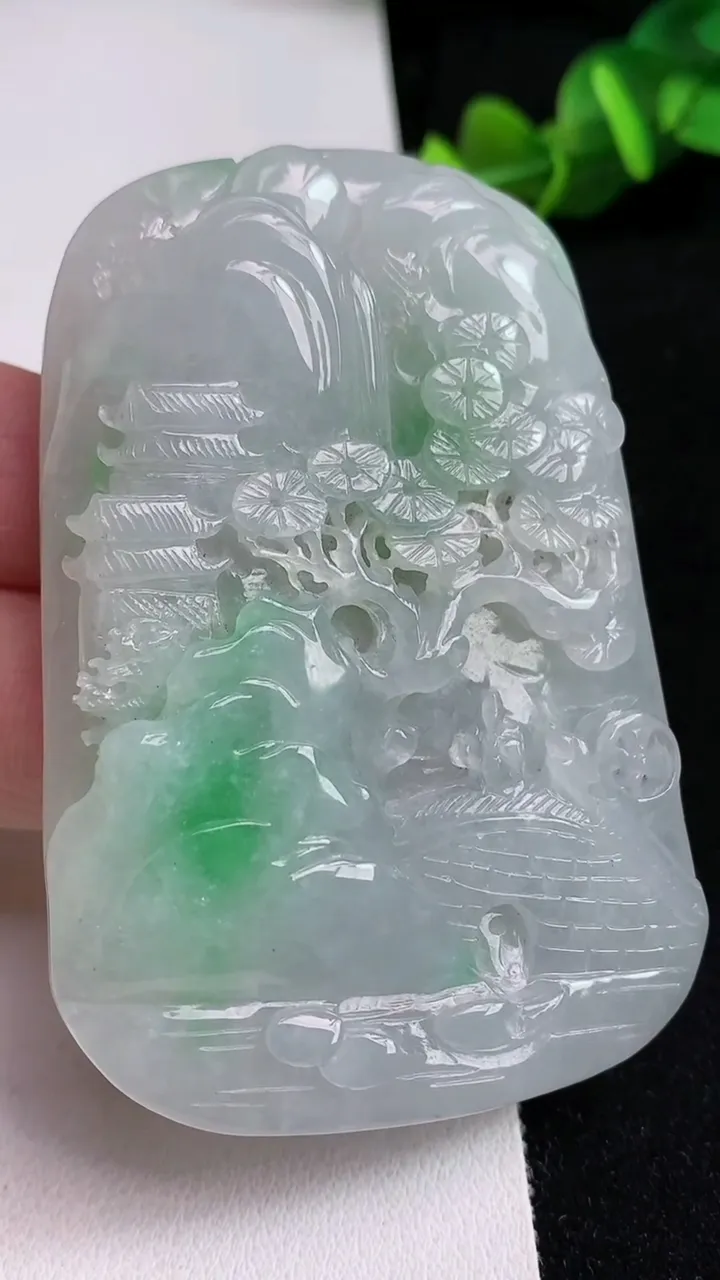 天然A货翡翠山水牌吊坠，尺寸69.3-46.8-11，重量:79.21g
5月16日