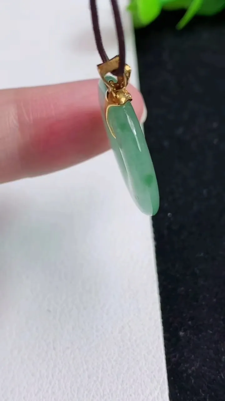 天然A货翡翠平安环吊坠，尺寸22.5-3.6，重量:4.24g
5月16日