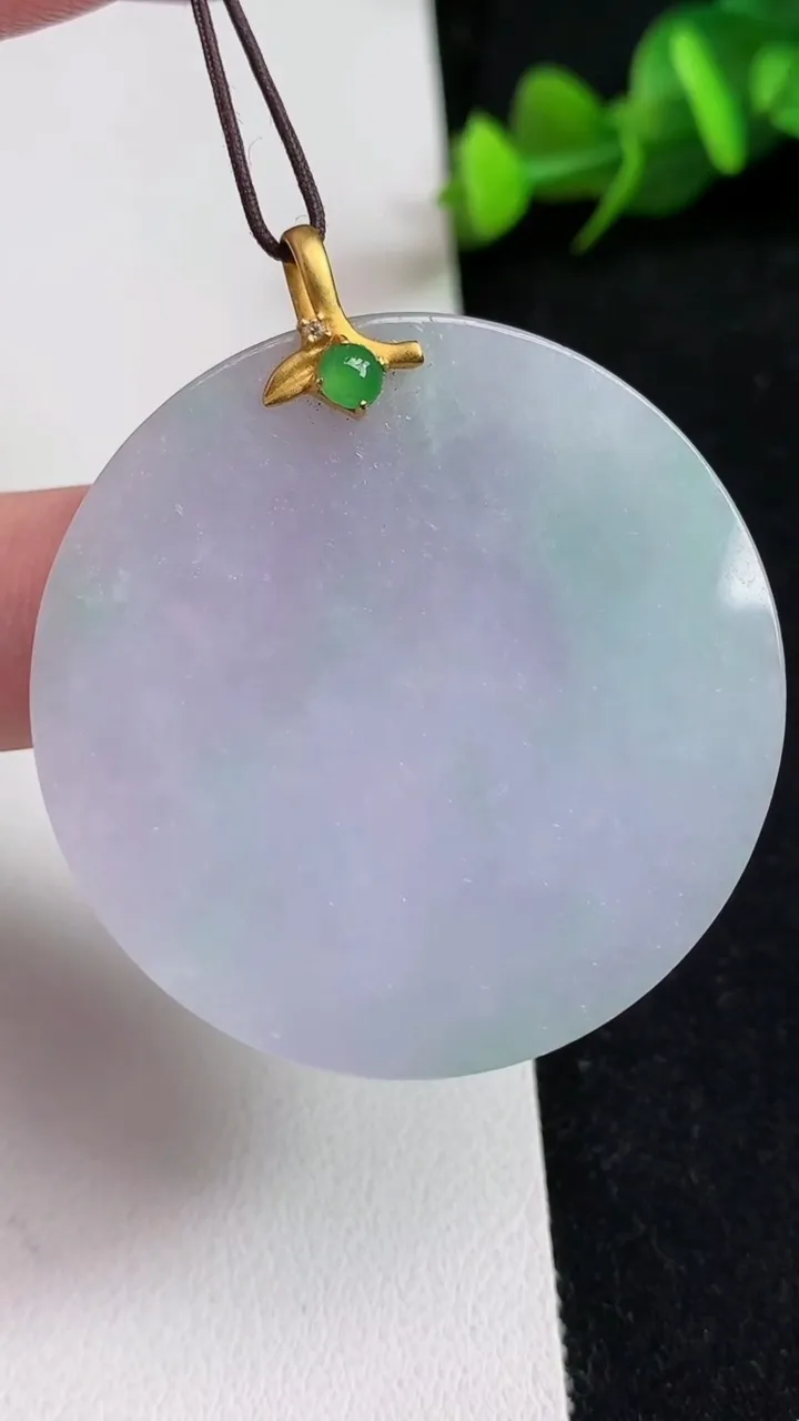 天然A货翡翠k金春带彩 紫罗兰无事牌吊坠，尺寸40.7-3.2，重量:15.02g
5月16日