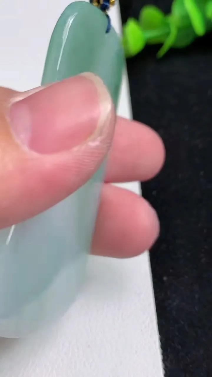 天然A货翡翠普贤菩萨吊坠，尺寸62-36.8-5.7，重量:28.77g
5月16日