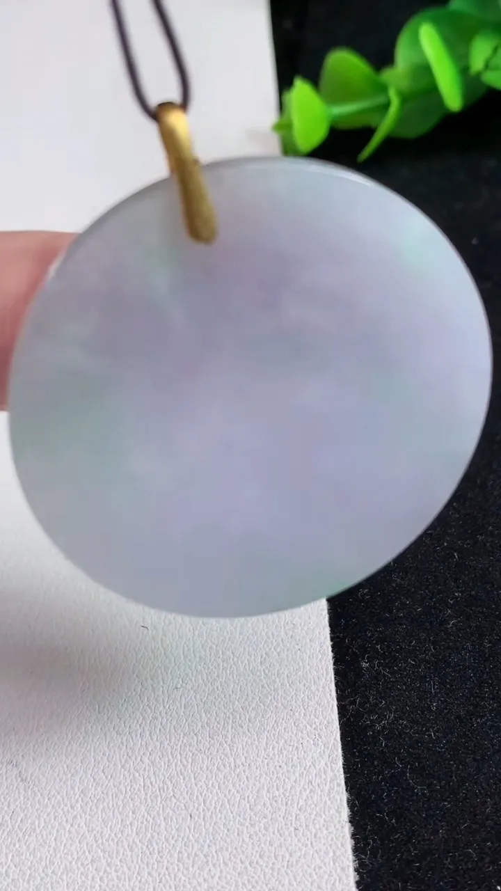 天然A货翡翠k金春带彩 紫罗兰无事牌吊坠，尺寸40.7-3.2，重量:15.02g
5月16日
