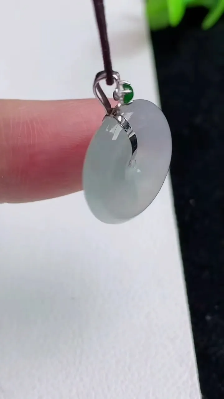 天然A货翡翠白冰平安扣吊坠，尺寸18-4.3，重量:3.15g
5月16日