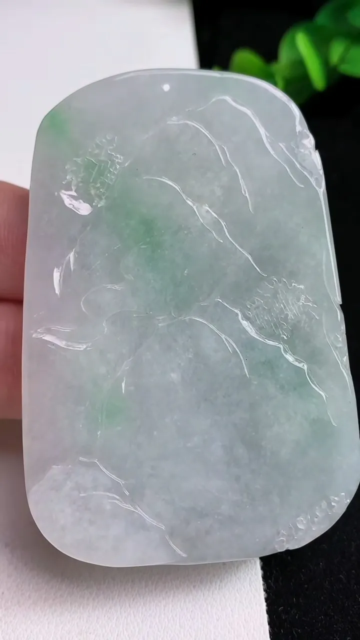 天然A货翡翠山水牌吊坠，尺寸69.3-46.8-11，重量:79.21g
5月16日