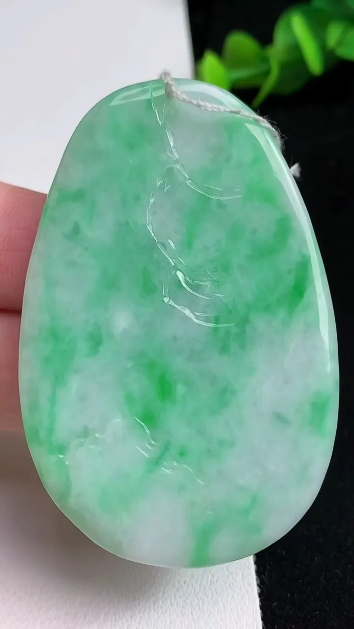 天然A货翡翠山水牌吊坠，尺寸61.7-40.5-5.8，重量:34.35g
5月16日