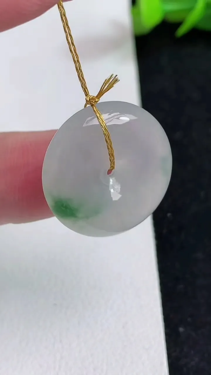 天然A货翡翠飘花平安扣吊坠，尺寸21.8-5.8，重量:5.90g
5月16日
