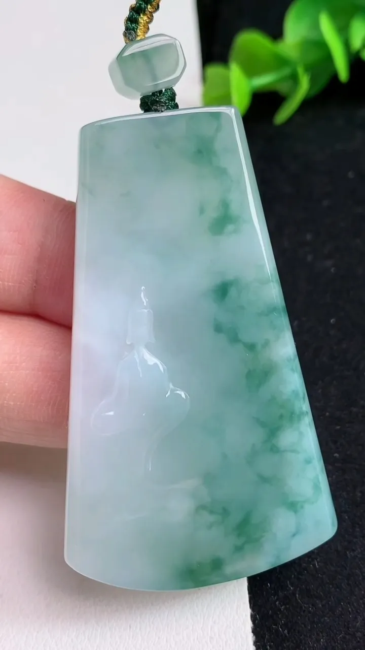 天然A货翡翠飘花无相观音吊坠，尺寸59-34.5-5.7，重量:30.70g
5月16日