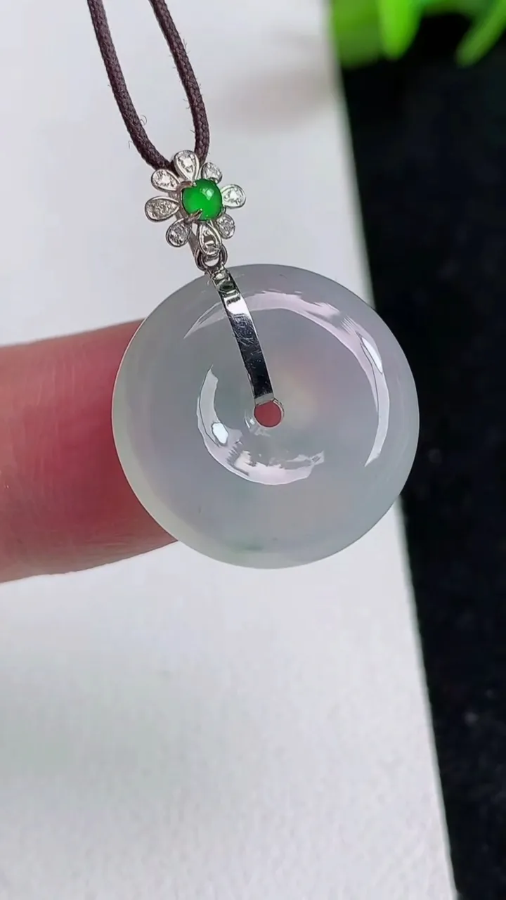 天然A货翡翠白冰平安扣吊坠，尺寸18-4.3，重量:3.15g
5月16日